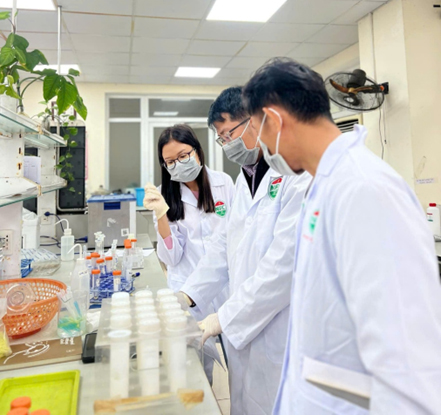 Trainees-practicing-in the-laboratory-03-nifc